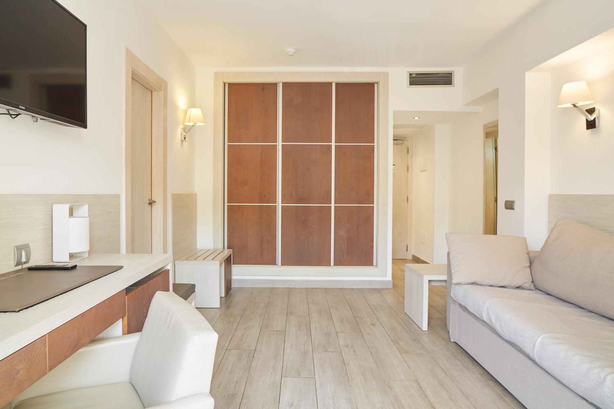 Playa Des Figueral Invisa Hotel Club Cala Blanca מראה חיצוני תמונה